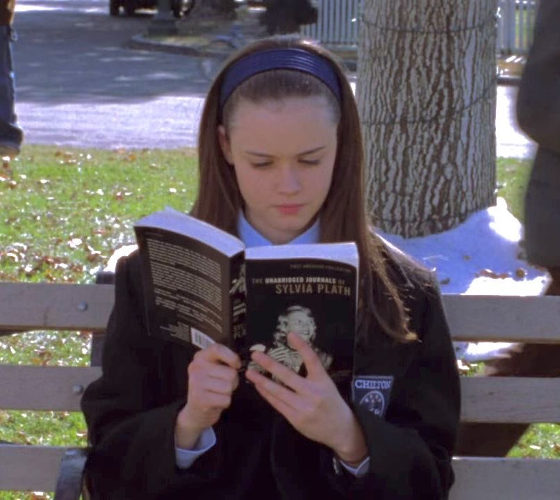 poetcinematic's tweet photo. started rewatching gilmore girls earlier than usual because i’m craving autumn that badly 🍂 https://t.co/gTQocKsTPq