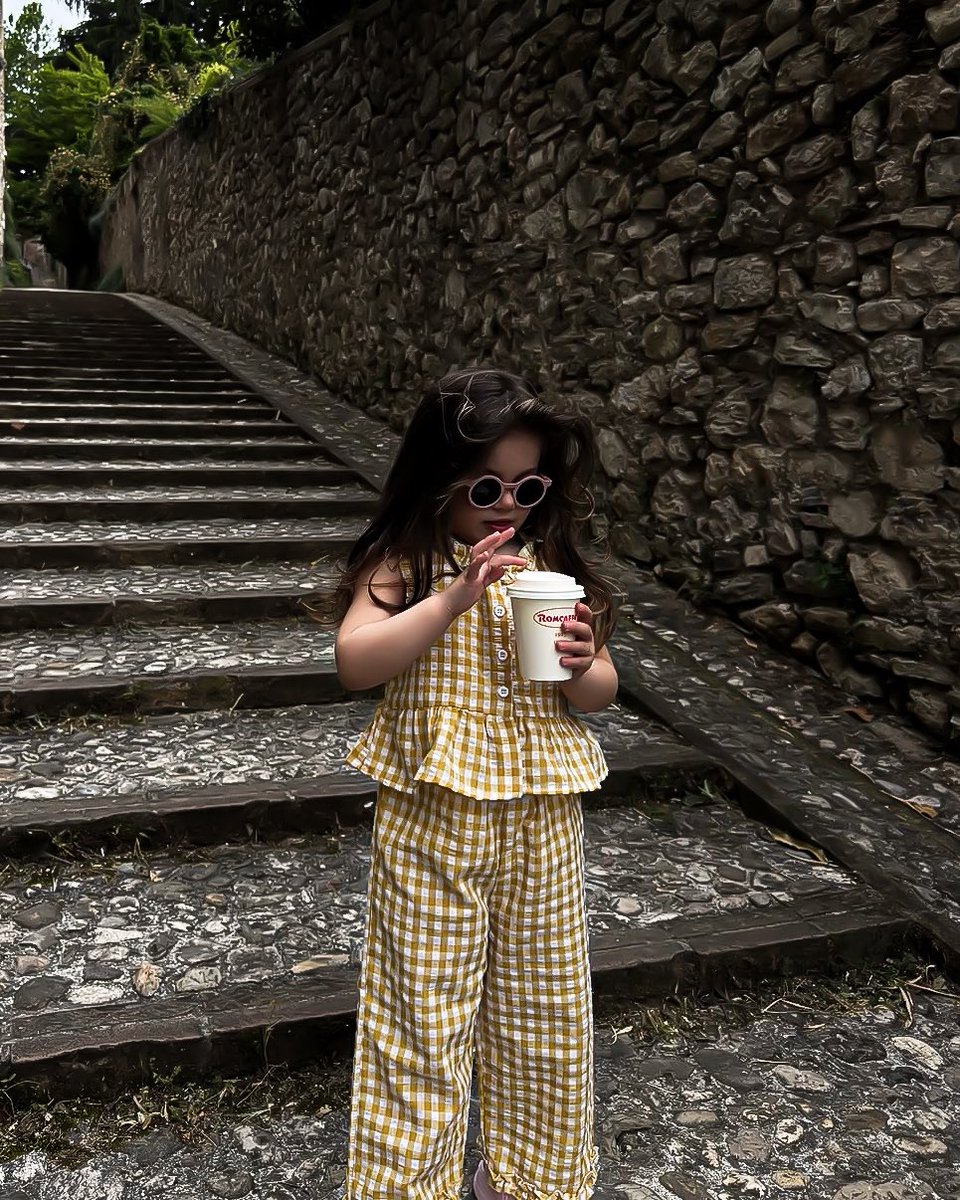 artsantiz's tweet photo. Hoje a Memel acordou com uma vontade absurda de starbucks. Eram 6 da manhã. Não me perguntem como eu consegui, mas ela está bebendo seu precioso café sagrado, às 6h30. Ela jamais aceitará o mínimo, porque eu sou um pai babão demais pra deixar isso acontecer https://t.co/J4nPDlxmoB