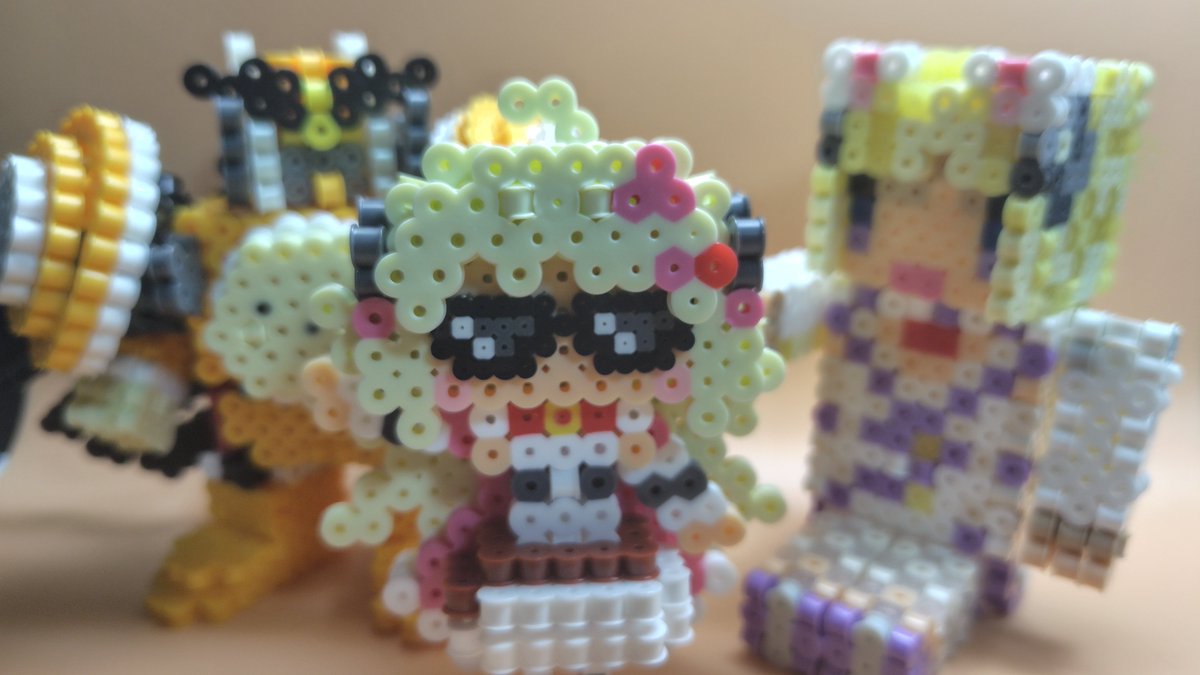 mor_beads's tweet photo. 立体アイロンビーズで、ホロライブの角巻わためさん(通常衣装)です(⁠*⁠´⁠��⁠｀⁠*⁠)

手足の他、耳やアホ毛も可動します👍️
可動部にプラ棒を使っていますが、接着剤は不使用

差し込みで、ドットサングラスも装備できます

#わためと自由研究2026
#アイロンビーズ https://t.co/P9O86Shsot