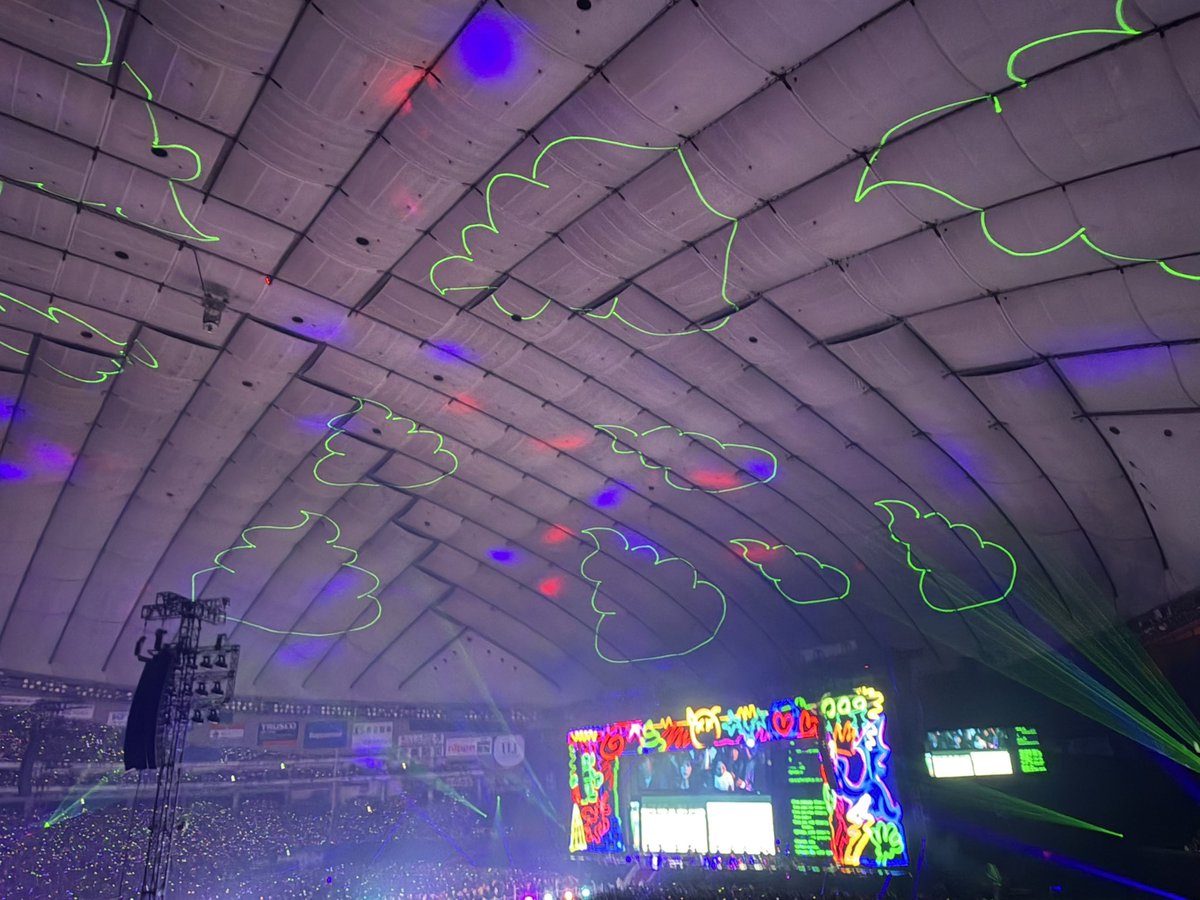 monekan1218's tweet photo. CINEMA東京ドーム1日目参戦しました！
 上映開始のアナウンスから最後の最後の爆発音まで演出に凝ってて凄かったです！
 #セカオワ  #THECINEMA https://t.co/jPLZLihTEC