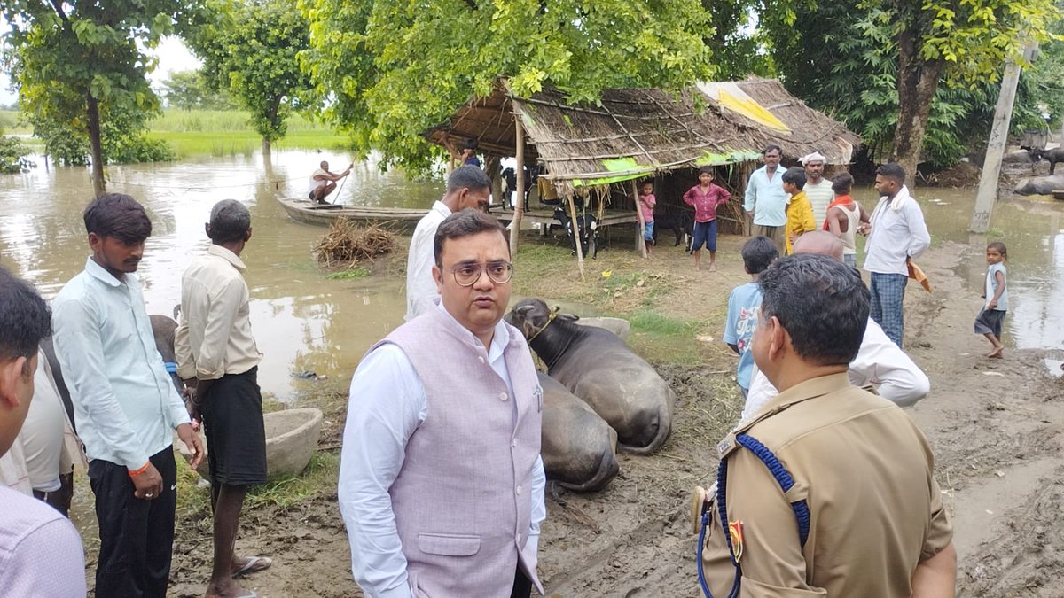 DMBahraich's tweet photo. ब्लाक फखरपुर अन्तर्गत मंझारा तौकली के ग्राम बृजापकरीपुरवा व अर्जुनपुरवा का डीएम अक्षय त्रिपाठी व एसपी विश्वजीत श्रीवास्तव ने किया भ्रमण। जलभराव से उत्पन्न परिस्थितियों का लिया जायज़ा। स्थिति पर सतर्क दृष्टि बनाये रखने के लिए अधिकारियों को दिये गये निर्देश। @CMOfficeUP @ChiefSecyUP @UPGovt @InfoDeptUP @rahat_up