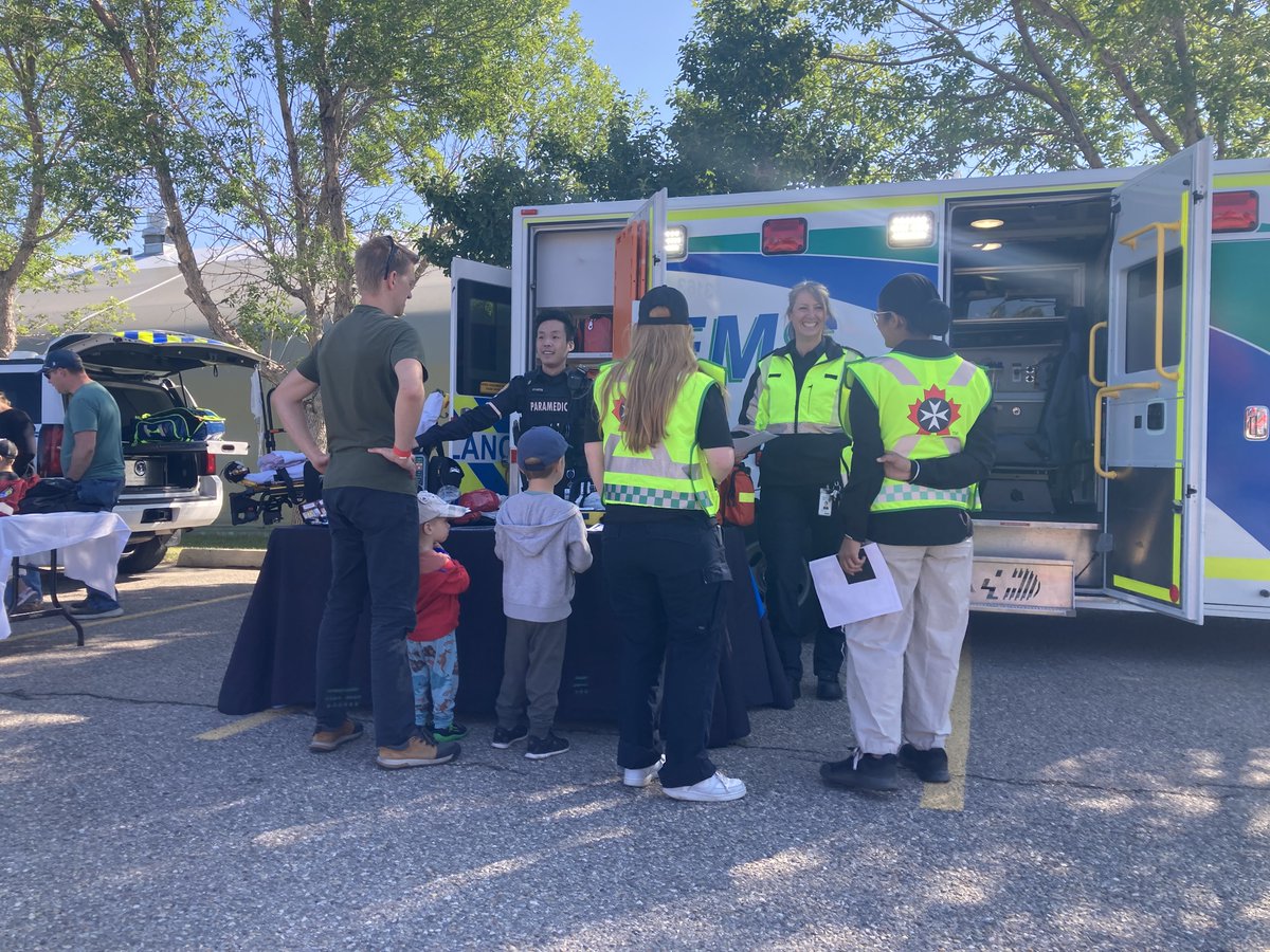 EHS_Alberta's tweet photo. Emergency Health Services Alberta was proud to attend the 1st annual #TacticalDays hosted over 2 days at the @TMM_yyc. Alongside our standard ambulance, EHS-Alberta featured 2 of our Specialty Teams: Tactical Emergency Medical Support (TEMS) & Incident Response Paramedics (IRP). https://t.co/N6jibUcrc2