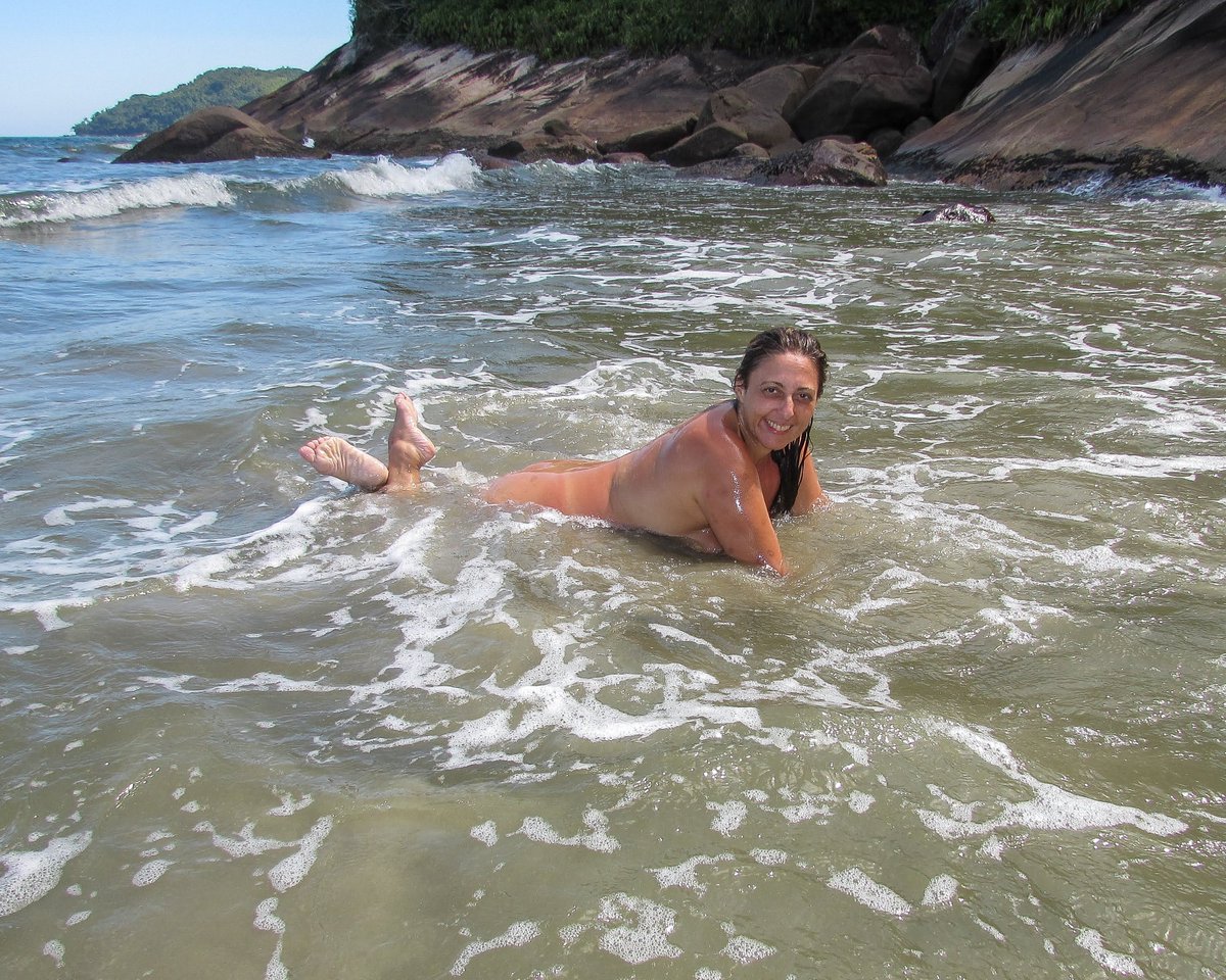 LindaCSantana1's tweet photo. Playing in the waves like time doesn’t exist! 🌊☀️ There’s a pure, unrefined joy in letting the ocean toss you around and feeling totally weightless at Puruba. Just pure laughter and complete body freedom! 🏖️👣✨ #Puruba #Naturism #BodyFreedom #BareSkin #Ubatuba #OceanJoy https://t.co/gxL0lenBhB