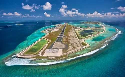 ChristinePP27's tweet photo. Les océans ne débordent que dans les cerveaux malades…

Voici l’aéroport de Malé, aux Maldives, inauguré en 1966 !
Nous sommes en 2026, et d’après tous les marchands de l’apocalypse, il devrait depuis longtemps être recouvert par lew eaux…
Mais, il n’en est rien, bien au contraire…
Le  26 juillet 2025, l’aéroport Vélana International à Malé a inauguré un  nouveau terminal international d’une surface de 84 000 m², avec une  capacité de 7 millions de passagers par an.

Non, ils ne craignent pas la montée des eaux....