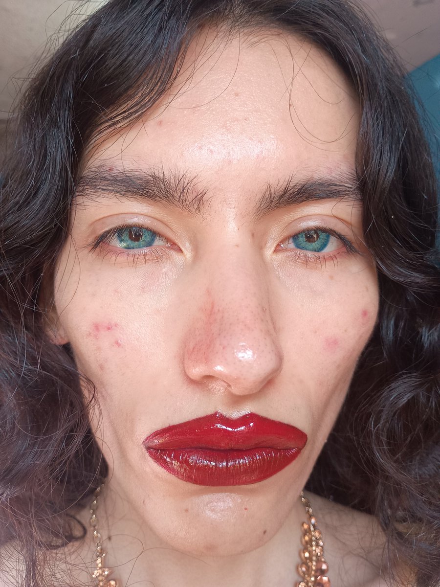 KotonohaJean's tweet photo. LA NOCHE 

La noche no era el sueño 
era su boca 
era su hermoso cuerpo despojado 
de sus gestos inútiles 
era su cara pálida mirándome en la sombra. 
La noche era su boca 
su fuerza y su pasión 
era sus ojos serios 
esas piedras de sombra 
cayéndose en mis ojos 
y era su amor en mí 
invadiendo tan lenta 
tan misteriosamente.

Poema de -Idea Vilariño -