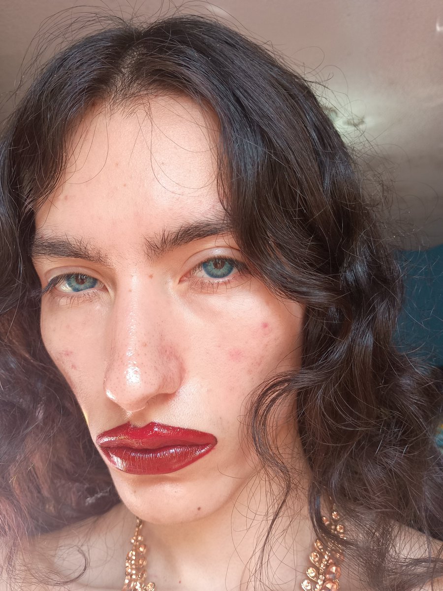 KotonohaJean's tweet photo. LA NOCHE 

La noche no era el sueño 
era su boca 
era su hermoso cuerpo despojado 
de sus gestos inútiles 
era su cara pálida mirándome en la sombra. 
La noche era su boca 
su fuerza y su pasión 
era sus ojos serios 
esas piedras de sombra 
cayéndose en mis ojos 
y era su amor en mí 
invadiendo tan lenta 
tan misteriosamente.

Poema de -Idea Vilariño -