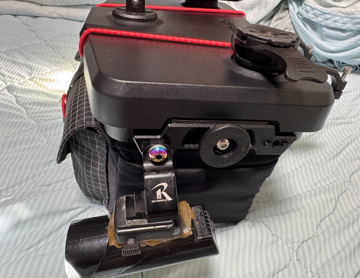 wazsub1's tweet photo. Rhinowalk Space Station
マウント、ベル、ライト全装備状態
作りはがっちりしていてグラつきはなし

日本のブルベには使えないが遠征する時にはこれは良さそう https://t.co/4q53h60nl7