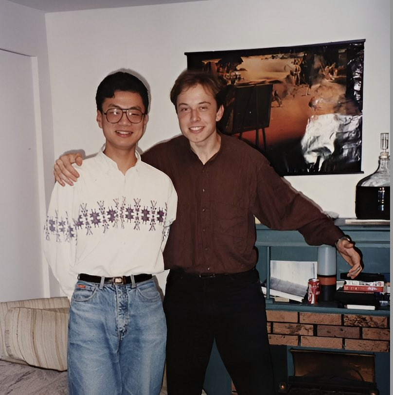precisox's tweet photo. El único humano al que Elon Musk le reconoció superioridad… y que salvó a Tesla

En la Universidad de Pensilvania, Musk tenía un solo compañero al que realmente admiraba: Ren Yuxiang, un genio de Shanghái.

Musk lo dijo sin rodeos:  
«Ren es la única persona del mundo mejor que yo en física».

Pasaban las noches en el laboratorio hablando de cohetes, coches eléctricos y Marte. Musk soñaba en grande. Ren solo se reía: “Este tipo está loco”.

Veinte años después, Tesla vendía menos de 200 coches al mes en China. Musk llamó a su viejo amigo de laboratorio.

Ren dejó todo, se unió a Tesla y se convirtió en el vicepresidente que negoció, presionó y firmó el acuerdo más importante de la historia de la compañía:

la Gigafactory de Shanghái.  
La primera fábrica 100 % extranjera permitida en China.

Musk ni miró las diapositivas. Solo le preguntó:  
«¿Crees que es lo correcto?»  
Ren: «Sí».  
Musk: «Entonces hazlo».

Esa decisión cambió el destino de Tesla.

En 2020 Ren se fue.  
Hoy, de vuelta en Shanghái, fundó 碳生万物: una empresa que captura CO₂ del aire y lo convierte en combustible de aviación. Su meta final: dejar de extraer petróleo.

De compañero de laboratorio → hombre que salvó a Tesla → el que quiere reinventar la energía del planeta.

La historia real del único hombre al que Elon Musk le bajó la cabeza.