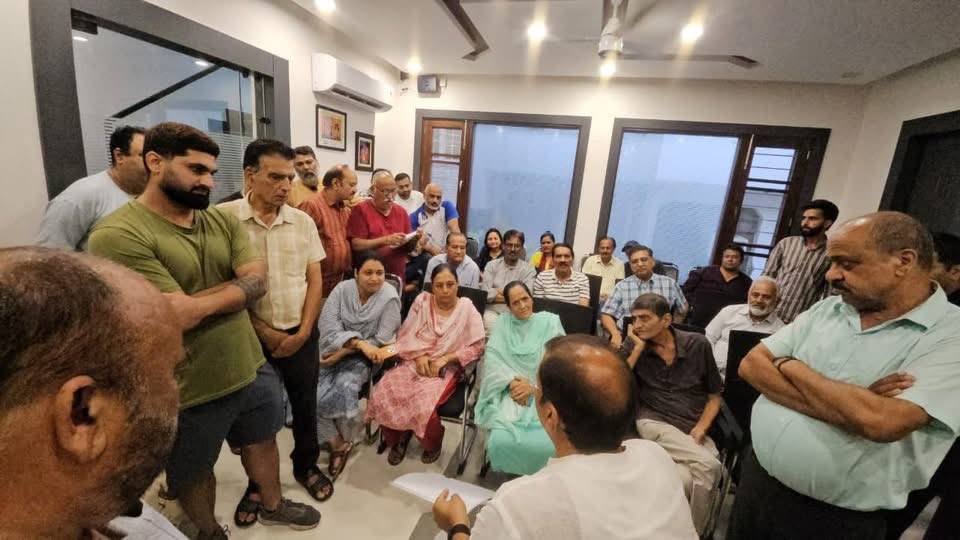 ArvindGuptaJK's tweet photo. Ward No. 26 में जनप्रतिनिधियों व स्थानीय निवासियों के साथ deputation के दौरान lane & drain, बिजली एवं जल निकासी से जुड़ी समस्याओं पर चर्चा की। सभी समस्याओं के समयबद्ध समाधान हेतु आवश्यक कार्रवाई का आश्वासन दिया।
जनसुविधाओं और विकास के लिए निरंतर प्रतिबद्ध। 🙏
#Ward26 #JammuWest https://t.co/2pZGAdcM8H