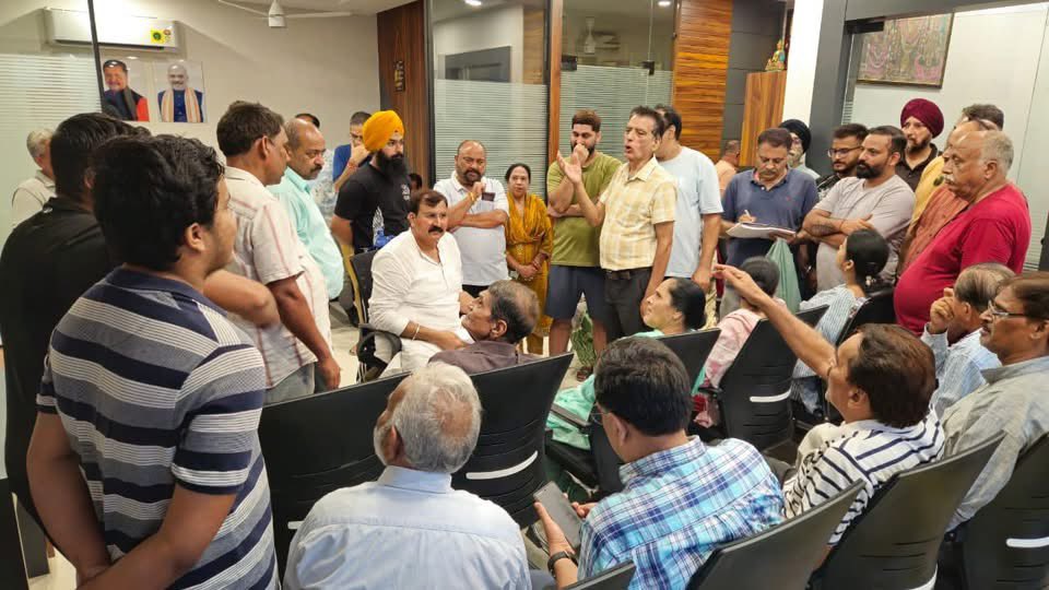 ArvindGuptaJK's tweet photo. Ward No. 26 में जनप्रतिनिधियों व स्थानीय निवासियों के साथ deputation के दौरान lane & drain, बिजली एवं जल निकासी से जुड़ी समस्याओं पर चर्चा की। सभी समस्याओं के समयबद्ध समाधान हेतु आवश्यक कार्रवाई का आश्वासन दिया।
जनसुविधाओं और विकास के लिए निरंतर प्रतिबद्ध। 🙏
#Ward26 #JammuWest https://t.co/2pZGAdcM8H