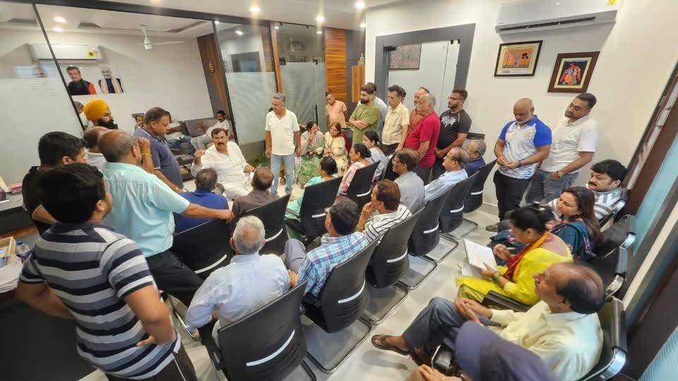 ArvindGuptaJK's tweet photo. Ward No. 26 में जनप्रतिनिधियों व स्थानीय निवासियों के साथ deputation के दौरान lane & drain, बिजली एवं जल निकासी से जुड़ी समस्याओं पर चर्चा की। सभी समस्याओं के समयबद्ध समाधान हेतु आवश्यक कार्रवाई का आश्वासन दिया।
जनसुविधाओं और विकास के लिए निरंतर प्रतिबद्ध। 🙏
#Ward26 #JammuWest https://t.co/2pZGAdcM8H