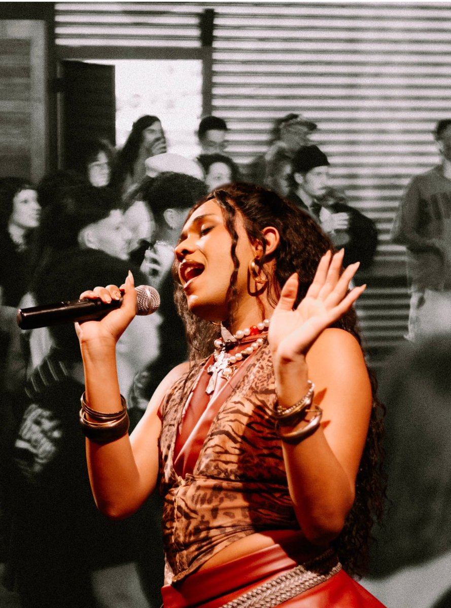 joannartista's tweet photo. Ainda tô vibrando na energia dessa noite mágica da audição de Boa Demais, meu ep de estreia 🥹
Gratidão a todo mundo que fez essa noite acontecer ❤️
É só o começo!
E não esquece: BOA DEMAIS no mundo essa sexta 21/08! ✨✨✨
#BoaDemais #Audicao #Lançamento https://t.co/DiEKZ0GXlw