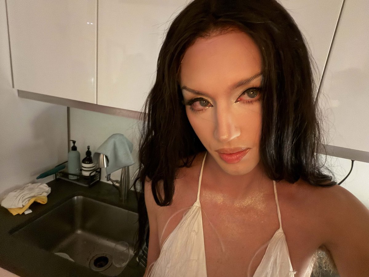 aterixxo's tweet photo. Well hello ms Sivan https://t.co/7Q5rU7pMAx