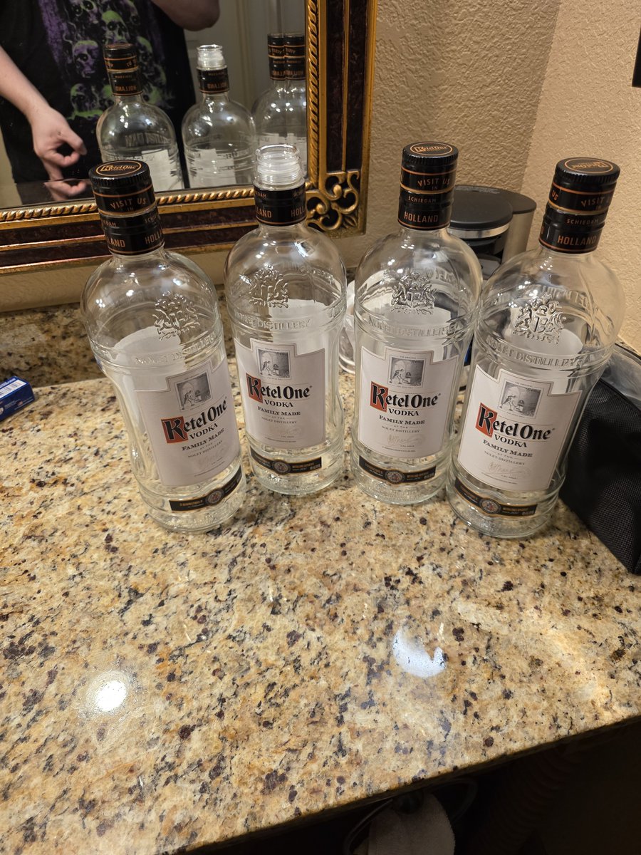 teh_moohnjayde's tweet photo. First CEO down... I'm SO coming back next year...  This old man made it out of pools again (finally), and did good damage to my liver.  Time to wait on this damn airplane and go the hell home to my mountains. @CEOGaming thank you for the wonderful time! https://t.co/5JkmUjOlv1