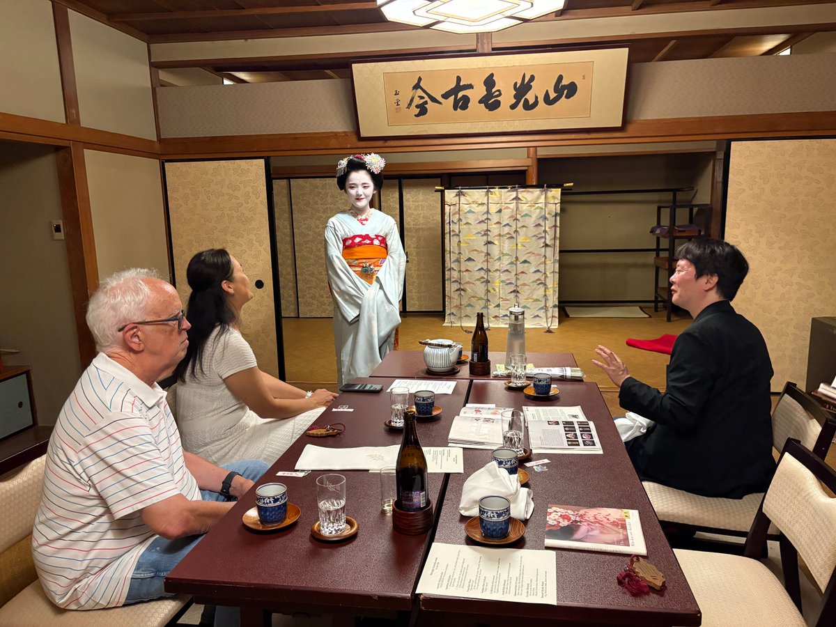 ono_hiroyuki's tweet photo. 【文楽『#まちの灯』振り返り７】
7月16日
この日は１部２部の稽古の日で、３部はお休みでした。偶然ですが、この日がおやすみで良かった！というのも、午前着のエールフランスで、ユージーン・チャップリン夫妻、チャップリン家の著作権管理会社社長のアーノルドが来日する日だからです。私は関空までお迎えに行って再会を喜びました。
この日のお泊まりは柊家さん。1936年にチャップリンとポーレット・ゴダードが宿泊した老舗旅館です。チャップリンは「日本には痒い所に手が届くという言葉があるそうだが、柊家の手が届いたところに、僕のかゆいところがあった」と絶賛。次女のジョゼフィンをお泊めした時は、「私は生まれてから世界中のベストのホテルしか泊まったことがないけど（その言い方もすごい笑）、比べようがありません、柊家が最高です」。ユージーンも、「これはもはやホテルではない。何か別の範疇のものだ」としみじみ感動してはりました。ユ���ジーンはチャップリンが泊まった部屋、アーノルドは川端康成先生がお好きだったお部屋。
たまたま��園祭の宵山の日だったので、柊家さんが長刀鉾に乗れるように手配してくださり、ユージーン一行は宵山体験。都の町衆が守る文化財に感銘を受けていました。
柊家に戻って、三島由紀夫先生がお好きだった部屋で京料理。先斗町から芸妓の亜弥さんと舞妓の秀十和さんにおいでいただき舞を見せていただきました。ユージーンの奥さんのデギはデザイナーですので、舞妓芸妓の美しい着物や飾りに興味津々。京都の夜を堪能していただきました。

7月17日
ユージーン一行は、朝から祇園祭の山鉾巡行を見物し、午後は金閣寺を見て、茶の湯の体験へ。
私は、文楽劇場で初日前日のリハーサル。
午前は録音に合わせて、いよいよ全員人形を持って１回通します。大金持ちの籠の位置の調整やラストシーンのお花が水を汲みに行く演技の提案、そしてやはりラストの与次郎とお花のシーン、照明の調整（一気に夜になってまちの灯���なるように、またスポットライトは最大で、地明かりは抑え目で・・など）に少し時間をかけました。
１時間の昼休憩のあと、午後から太夫・三味線・人形が揃って、本番通りにリハーサル。すごいものを見せていただいた、という気持ちでした。細部を修正して完成形へと磨いていきます。若太夫師と、大詰冒頭の「素浄瑠璃」シーンはたっぷりと気負わずに、テンポよく行きましょうと確認しあいました。

京都に戻って、夜は割烹の名店、浜作へ。浜作の初代森川栄さんの包丁さばきにチャップリンは拍手喝采を送った——そのことを初代は終生誇りに思っていたそうです。そして今夜、三代目森川裕之さんが息子ユージーンに、かつて初代がチャップリンに作ったのと同じ料理を出すのです。チャップリンが愛したアワビのバター焼きを、ちょう��90年後にユージーンが魯山人の器でいただく。ユージーンは、「私の父がとても優れた味覚を持っていたことが���かりました。森川さんが一生懸命に仕事に打ち込む姿を見ていると、私の父を思い出します」と述べ、二人は固い握手を交わしました。森川さんの目は涙で光っていました。

大阪で時空とジャンルを超えて文楽とチャップリンが出会い新しい作品が生まれんとする瞬間に立ち会い、京都では90年の歳月と世代を超えて受け継がれる味に魅了される。奇蹟としか言いようのない何か。

この日、一行は、やはりチャップリンが1961年に宿泊したウェスティン都ホテルに投宿。ユージーンが、日本のウィスキーを飲みたいとのことで、山崎をロックで。脈々と受け継がれる京都の美について語りながら夜は更けていきました。明日はいよいよ初日です。
（続く）

＊振り返りの文中で簑二郎さんのお名前の漢字を一部間違っていました。正しくは竹冠の「簑」です。ご本人様と関係各位に深くお詫びして訂正します。
＊写真は、長刀鉾、柊家、脚本の書き込み（リハ中の��モ。修正点に気づいた日付を入れるのが大野式）、そして浜作

#新作 #文楽 #チャップリン #国立文楽劇場 #街の灯