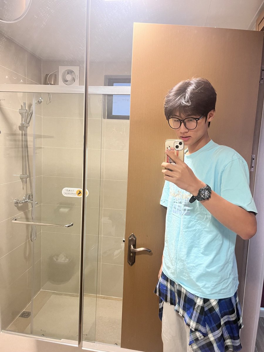 I3325G's tweet photo. 哪个好看啊 #男高 #体育生 #side #1s #广佛 https://t.co/7edNi7Wek0