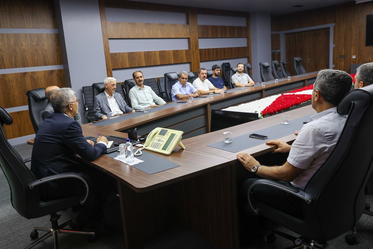 gencinsesi1's tweet photo. Genç İstişare Meclisi’nden Vali Çelik’e Ziyaret

Genç İstişare Meclisi Heyeti, Bingöl Valisi Cahit Çelik’i makamında ziyaret ederek Genç ilçesinin toplumsal meseleleri ve bu alanda yapılabilecek çalışmalar üzerine görüş alışverişinde bulundu.

Gerçekleştirilen ziyarette; aile yapısının güçlendirilmesi, bağımlılıkla mücadele, toplumsal değerlerin korunması ve ilçede karşılaşılan çeşitli sosyal sorunlar ele alındı. Toplumun farklı kesimlerini ilgilendiren meselelerin daha geniş bir perspektifle değerlendirilmesi gerektiğine dikkat çekildi.

Görüşmede, özellikle aile kurumunun korunması ve güçlendirilmesi, bağımlılığın toplum üzerindeki etkilerinin azaltılması ve toplumsal dayanışmanın artırılması konuları üzerinde duruldu. İlçede yaşanan sosyal sorunların yalnızca belirli bir kesimi değil, toplumun tamamını ilgilendirdiği ve çözüm noktasında ortak bir anlayışın önem taşıdığı ifade edildi.

Genç İstişare Meclisi Heyeti, ilçenin mevcut toplumsal yapısı, karşılaşılan sorunlar ve bu sorunlara yönelik yapılabilecek çalışmalar hakkında Vali Cahit Çelik ile değerlendirmelerde bulundu.

Vali Cahit Çelik ise ziyarette ele alınan konuların önemli olduğunu belirterek, bu konularda gerekli desteğin sağlanacağını ifade etti. Vali Çelik, “Önemli bir konu. Bizler de size destek olmak için ne gerekiyorsa yapacağız” dedi.

Ziyaret, karşılıklı görüş alışverişinin ardından sona ererken Genç İstişare Meclisi Heyeti, Vali Cahit Çelik’e nazik kabulleri ve toplumsal konulara gösterdiği hassasiyet dolayısıyla teşekkür etti.