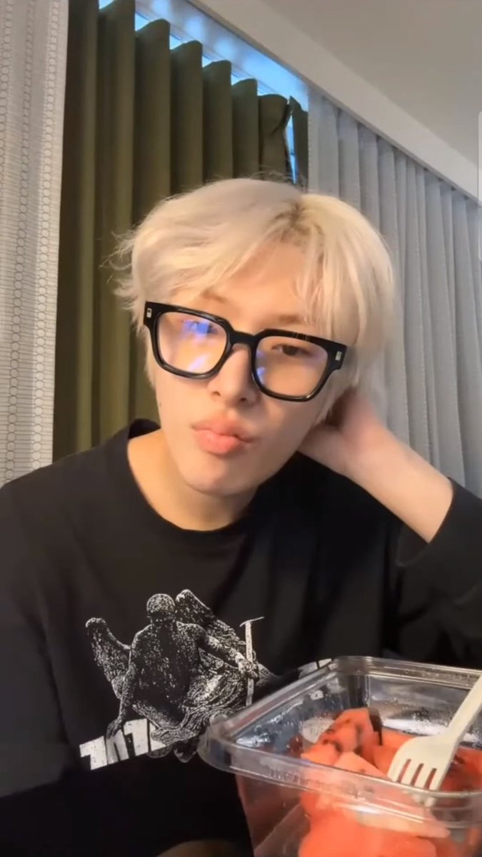 songyeosangz's tweet photo. They are on facetime https://t.co/8dcPs8cn4c