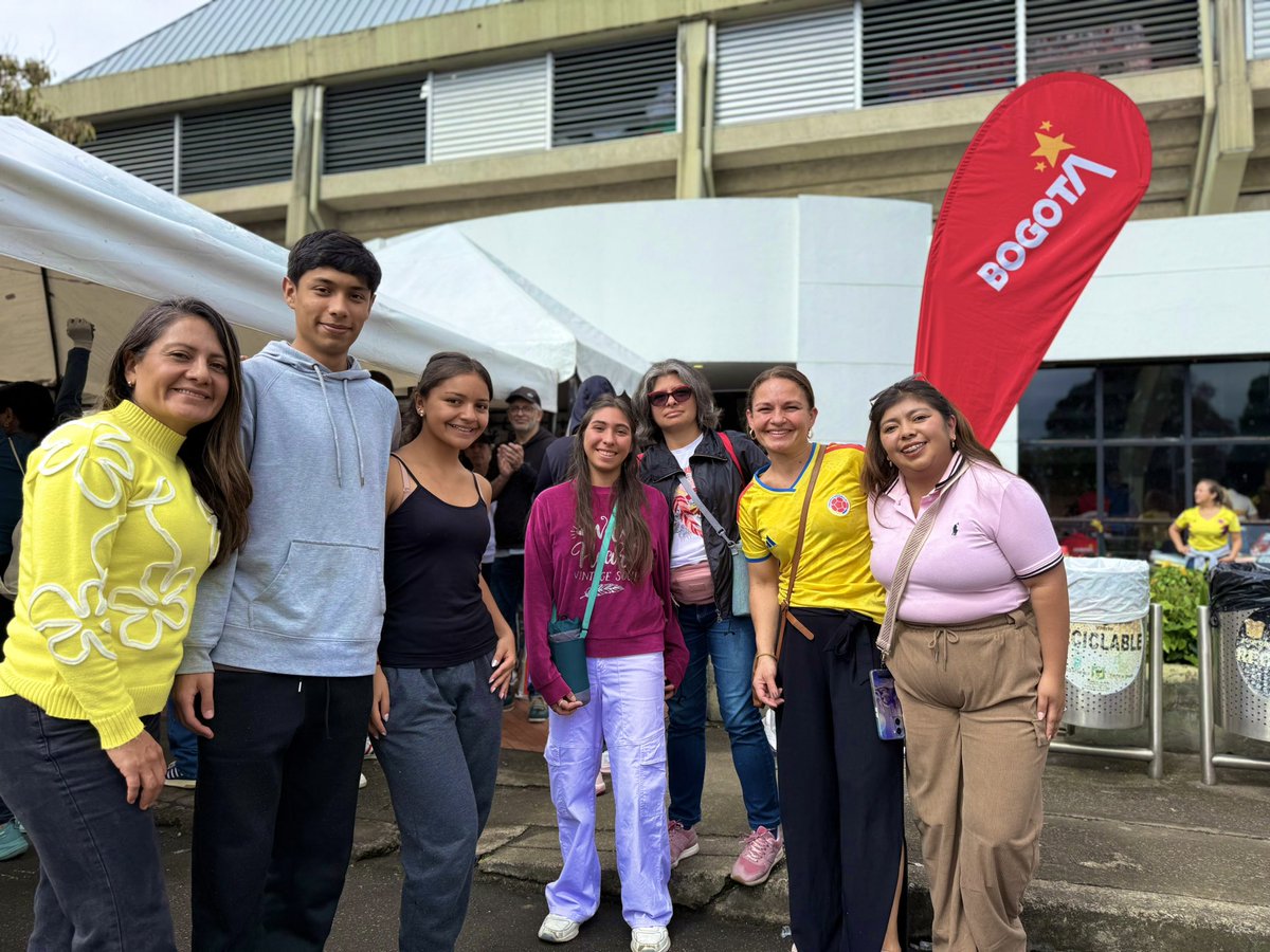 GobiernoBTA's tweet photo. Hay quienes tenían otros planes para este lunes festivo. Estas personas decidieron venir a ayudar. ❤️

Desde temprano, el Palacio de los Deportes se ha llenado de personas que regalaron unas horas de su día para estar aquí.

No hace falta estar en el lugar de la emergencia para sentirse parte de ella. A veces basta con preguntar: “¿En qué puedo ayudar?”

Hoy queremos reconocer especialmente a quienes hicieron esa pregunta y se quedaron. 🇨🇴

Gracias por hacer de este lunes un día para las y los demás.

#BogotáMiCiudadMiCasa #BogotáSeUne #Solidaridad