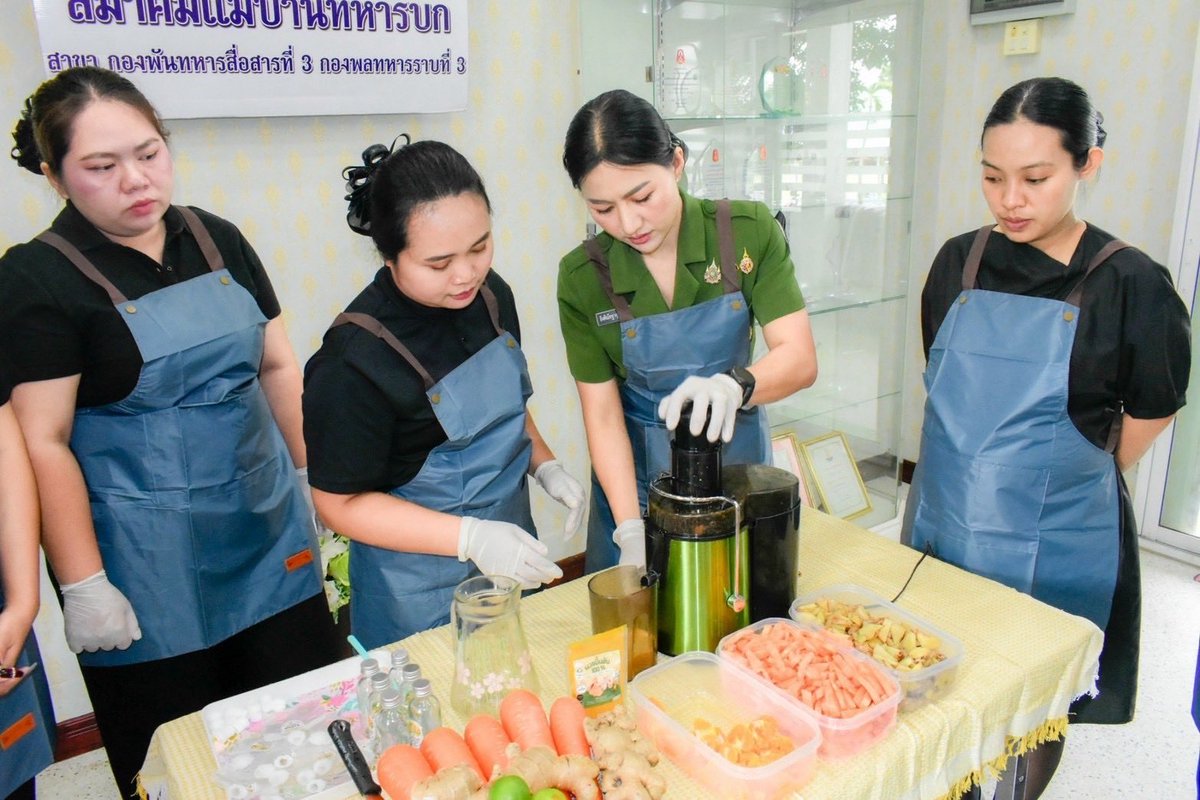 3_rdsignal's tweet photo. ประธานสมาคมแม่บ้านทหารบก สาขา ส.พัน.3 พล.ร.3 พร้อมด้วยสมาชิกแม่บ้าน เข้าร่วมกิจกรรมจัดทำผลิตภัณฑ์ใหม่ของหน่วย “เคสยาดม DIY" และ ”น้ำขิงช็อต“ เพื่อส่งเสริมผลิตภัณฑ์ และช่วยเพิ่มรายได้ให้แก่สมาชิกแม่บ้าน
#กองพันทหารสื่อสารที่3
#กองพลทหารราบที่3
#กองทัพภาคที่2 https://t.co/UAON0VtYNN