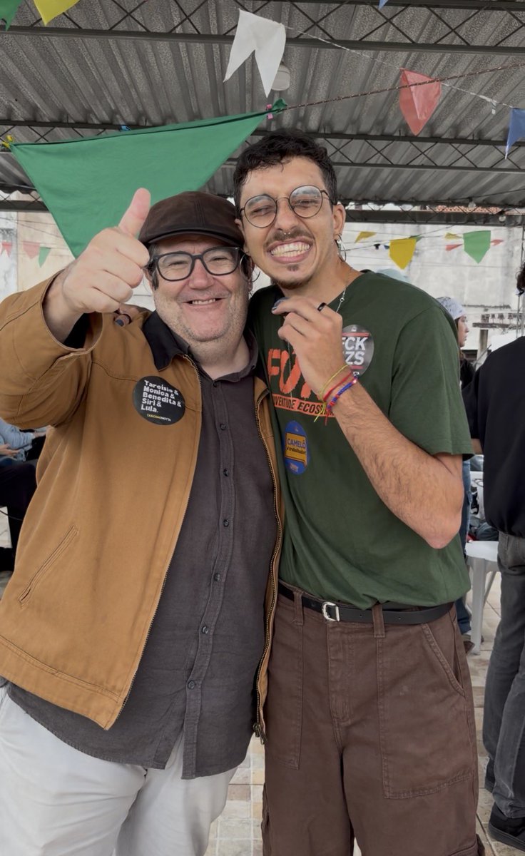 gabethomarx's tweet photo. Meus votos COM NÚMEROS

Presidente: Lula 13
Governador: William Siri 50
Senadora: Monica Benício 500
Senadora: Benedita da Silva 131
Deputado federal: Tarcísio Motta 5000
Deputada estadual: Monica Cunha 50077

e com foto juntinha dos meus futuros deputados!!! https://t.co/T65UdfGKDb