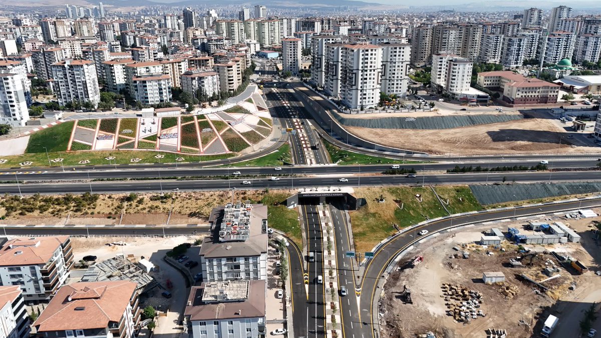GaziantepBeld's tweet photo. AK Parti Grup Başkanvekili ve Gaziantep Milletvekilimiz Abdulhamit Gül, Başkanımız Fatma Şahin, AK Parti Gaziantep İl Başkanı Fatih Muhaddis Fedaioğlu, Şahinbey Belediye Başkanımız Mehmet Tahmazoğlu ve ile birlikte tamamlanan Abdülhamit Han Köprülü Kavşağı ve bağlantı yollarında incelemelerde bulundu.

Yaklaşık 450 milyon liralık yatırımla hayata geçirdiğimiz Abdülhamithan Köprülü Kavşağı’yla Şahinbey’imizin ulaşımına güçlü bir alternatif daha kazandırdık.

Yeni köprü, güçlendirilen mevcut menfez, dört kollu kavşak ve bağlantı yollarıyla birlikte toplam 6 kilometrelik yeni bir ulaşım ağı oluşturduk.

Organize Sanayi Bölgesi, KÜSGET ve O-54 Çevre Yolu yönünden gelen araçlar; İbni Sina, Ertuğrul Gazi, Bülbülzade, Karataş, Abdülhamithan ve çevre mahallelere artık daha güvenli, hızlı ve kesintisiz ulaşabiliyor.

Halep Bulvarı ve Kilis istikametinden gelen araçlara da yeni bir ulaşım alternatifi sunan proje, Şahinbey’imizin trafik yükünü azaltıyor.

Gaziantep’imizin ulaşımını güçlendiren bu önemli yatırım şehrimize ve Şahinbey’imize hayırlı olsun.