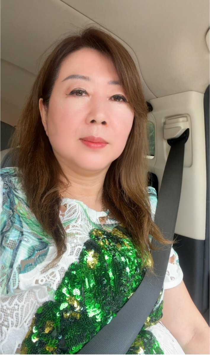 heq568's tweet photo. 很久以前買的衣服
今天終於捨得穿出門了
卻聽到有人說：
「都這個年紀了，還穿成這樣？」
突然有點難過
難道年紀大了
就不能把自己打扮得漂亮一點嗎？😢 https://t.co/ozrea7OpCV