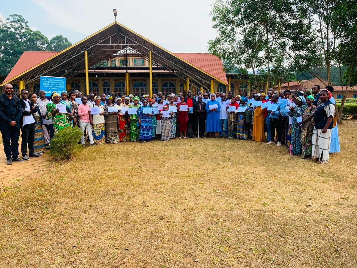 onufemmes_rdc's tweet photo. À Karhongo, Sud-Kivu🇨🇩, la communauté s’unit pour bâtir une paix durable.
Un Plan communautaire de cohésion sociale et de mieux-vivre ensemble a été élaboré pour promouvoir le dialogue, l’inclusion et la résilience.
Bravo à la #CDJP Bukavu.
@wphfund 👏
#PourToutesLesFemmesFilles https://t.co/D4UWmpIj1J