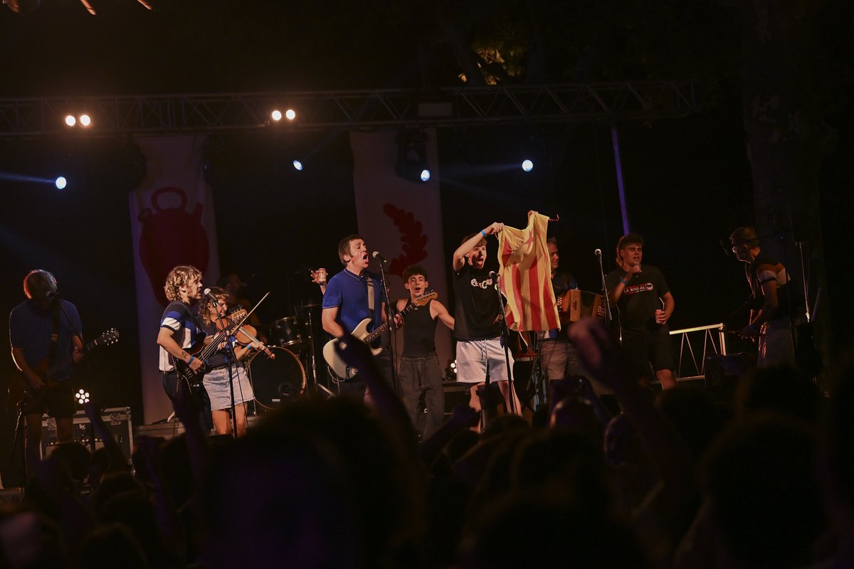 SomFetus's tweet photo. Quina gran xefla de lluïment, la d'aquest dissabte a la Festa Major de la Bisbal d'Empordà. Gràcies a tothom qui va venir i a qui ho va fer possible. Dins el càntir hi ha una festa!
📸 Anna Pascual https://t.co/VLXWe4p6PF