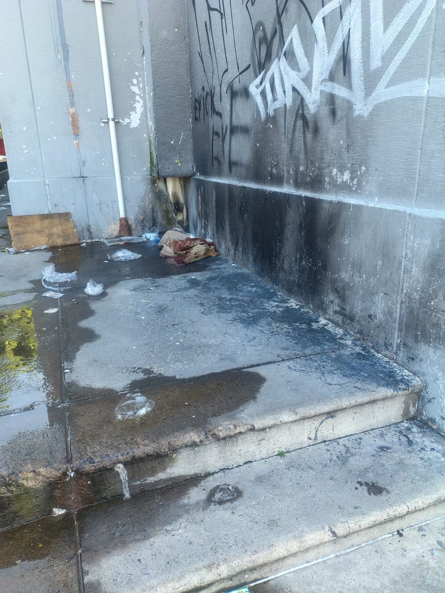 BitacoraPol's tweet photo. Ni siquiera en las oficinas municipales recogen la basura los del @GuadalajaraGob 
@VeroDelgadilloG ayúdale tantito a @bernardoferlab a gobernar.
Unidad Reforma en la vieja central camionera: Oficinas del Catastro Municipal.

#GuadalajaraCiudadSucia https://t.co/ZBTNmJZb6B