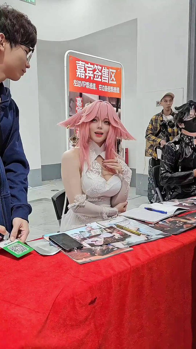barrows_ly8347's tweet photo. Just had the most epic day at the comic con! Met my favorite voice actor, scored rare anime merch, and got my first ever cosplay done—can’t wait to share all the clips! #ComicCon2024 #AnimeDay https://t.co/GJ6zIjlC7i