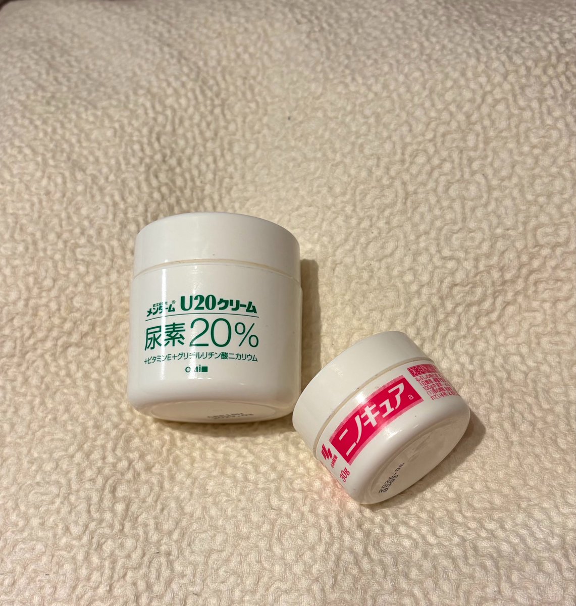 _relier_vn's tweet photo. 式までに身体の全てのブツブツを撃退したいので、尿素系クリームを抜かりなく塗り込む🌃
どちらも成分はほぼ一緒でクリームのテクスチャーの違いくらいなので気分に合わせて選んでます🪄

#花嫁美容
#プレ花
#関西プレ花 https://t.co/82LnwbI3Vf