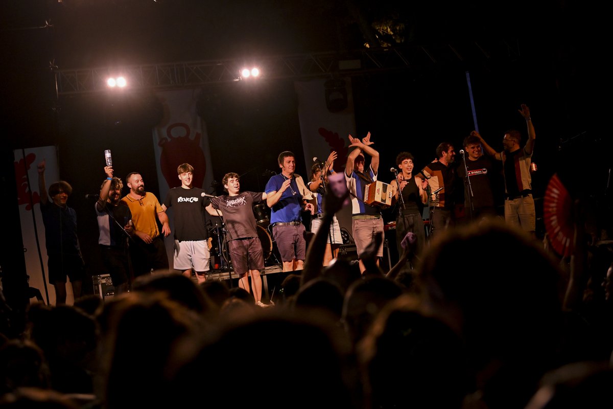 SomFetus's tweet photo. Quina gran xefla de lluïment, la d'aquest dissabte a la Festa Major de la Bisbal d'Empordà. Gràcies a tothom qui va venir i a qui ho va fer possible. Dins el càntir hi ha una festa!
📸 Anna Pascual https://t.co/VLXWe4p6PF