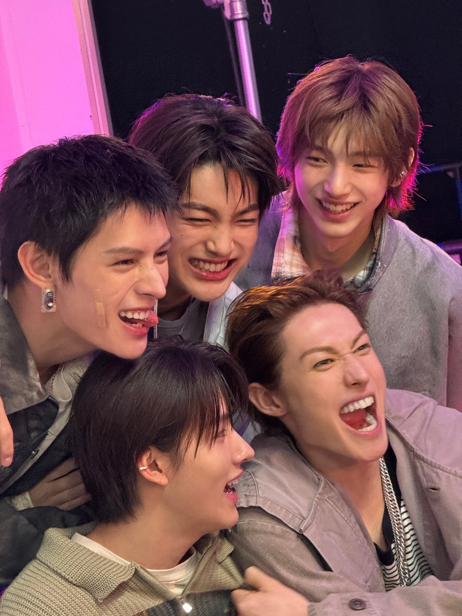 JAMES_IDN's tweet photo. 💌 18/8 — Happy 1st Anniversary CORTIS!

; A letter for 제임스

Ada mimpi yang tidak datang dengan jalan yang mudah dan mengharuskan seseorang bertahan lebih lama dari yang pernah ia bayangkan.

Lima tahun lalu, kami hanya mengenalmu sebagai seseorang yang sedang mengejar sebuah mimpi. Hari ini, kami melihatmu berdiri di atas panggung, menjalani mimpi itu dengan caramu sendiri.

Di antara waktu yang panjang, penuh ketidakpastian, dan banyak hal yang berubah, kamu tetap memilih untuk bertahan.

Mungkin dari luar, terlihat seperti cerita tentang seseorang yang ditinggalkan ketika orang-orang di sekitarnya pergi lebih dulu. Namun, bagi kami, yang terlihat bukanlah seseorang yang ditinggalkan.

Yang terlihat adalah seseorang yang tetap memilih untuk berjalan ketika arah di depannya belum jelas, belum ada kepastian, dan seseorang yang tetap menggenggam mimpinya bahkan ketika bertahun-tahun berlalu tanpa tahu kapan mimpi itu akan terwujud.
Dan mungkin itulah bagian paling berarti dari perjalananmu.

Mungkin kami tidak pernah benar-benar tahu seberapa panjang perjalananmu, atau seberapa berat langkah yang harus kamu ambil untuk sampai di sini. Namun hari ini, melihatmu berada di tempat yang seharusnya, rasanya semua penantian itu menemukan maknanya.

Dan ada satu hal lain yang membuat perjalanan ini terasa semakin indah, melihatmu menemukan orang-orang yang kini berjalan bersamamu.

Pertemuan dengan mereka terasa seperti sebuah takdir, seolah setelah perjalanan yang begitu panjang, kamu akhirnya dipertemukan dengan orang-orang yang akan berbagi mimpi, tawa, dan banyak kenangan bersamamu. Semoga kalian terus tumbuh bersama, saling menjaga, dan menciptakan lebih banyak cerita indah di tahun-tahun mendatang.

Chao Yufan, terima kasih telah bertahan sampai hari ini. Dan selamat atas satu tahun debutmu.

Semoga perjalanan yang panjang ini baru menjadi awal dari begitu banyak hal indah yang masih menantimu.

Cheers for one year, #JAMES. There’s still forever to go❤

JAMES TURNS A YEAR TIMELESS

#365DaysWithJames
#코르티스코어_일주년을_축하해
#제임스