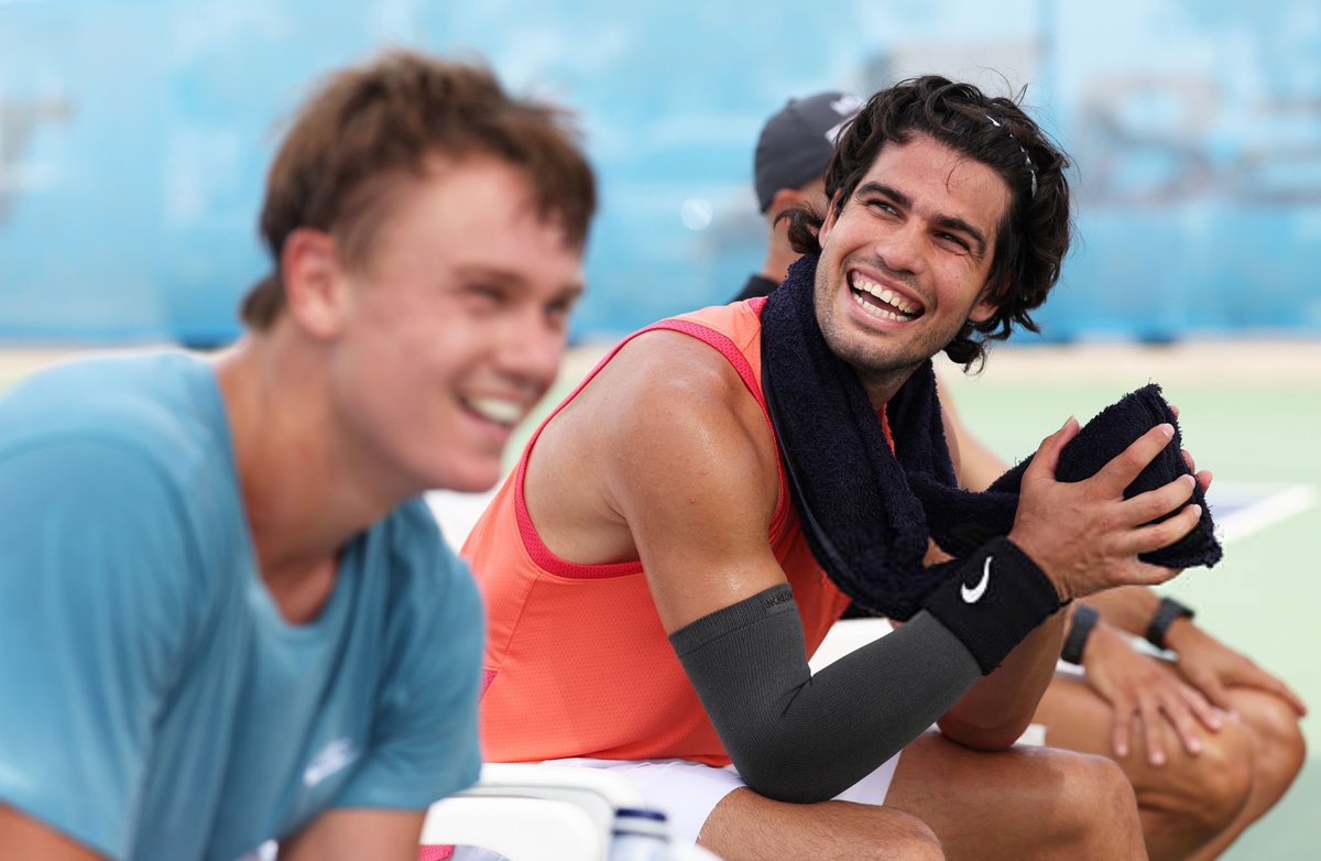 carlosalcarazbr's tweet photo. Apenas sorrisos! Carlos Alcaraz e Holger Rune no treino de hoje.

(via getty) https://t.co/HQ1Nz2DQeX