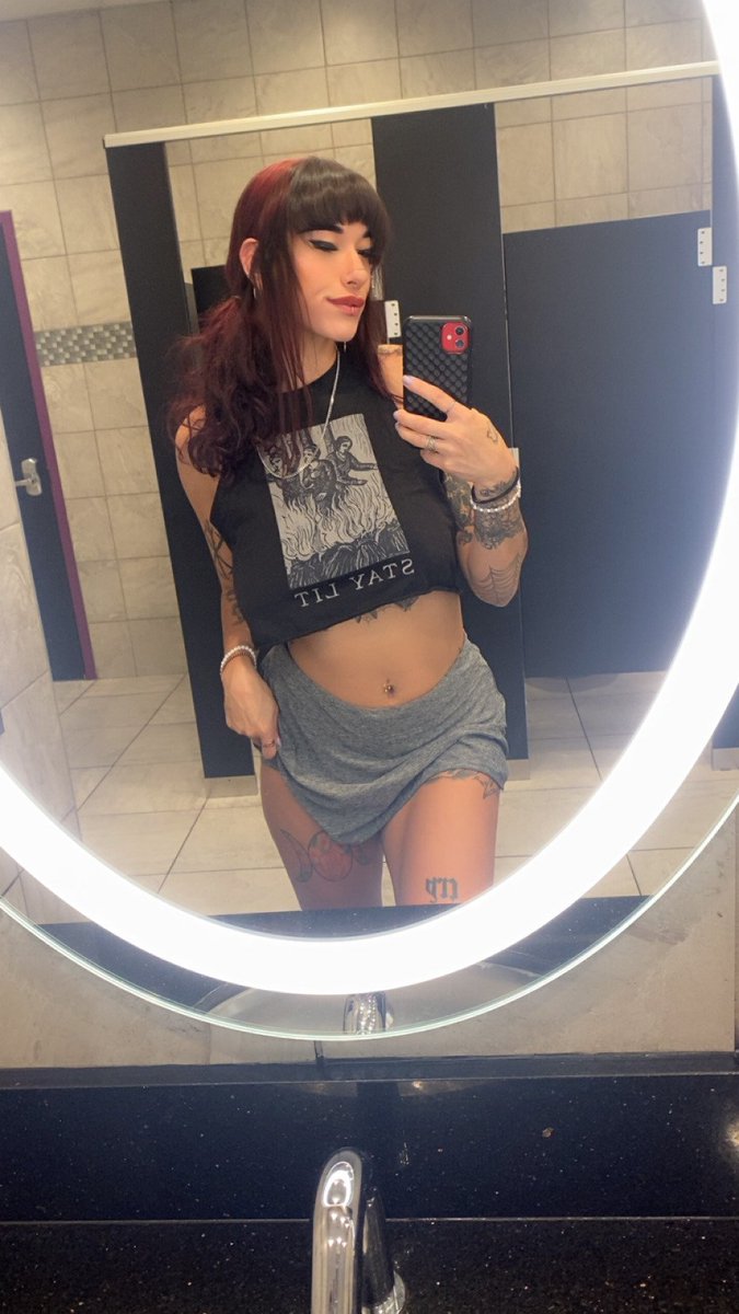 SpunQueenxmrm's tweet photo. High everyone, my DM is open for everyone😻 
#Findom https://t.co/ublbqOJUoy