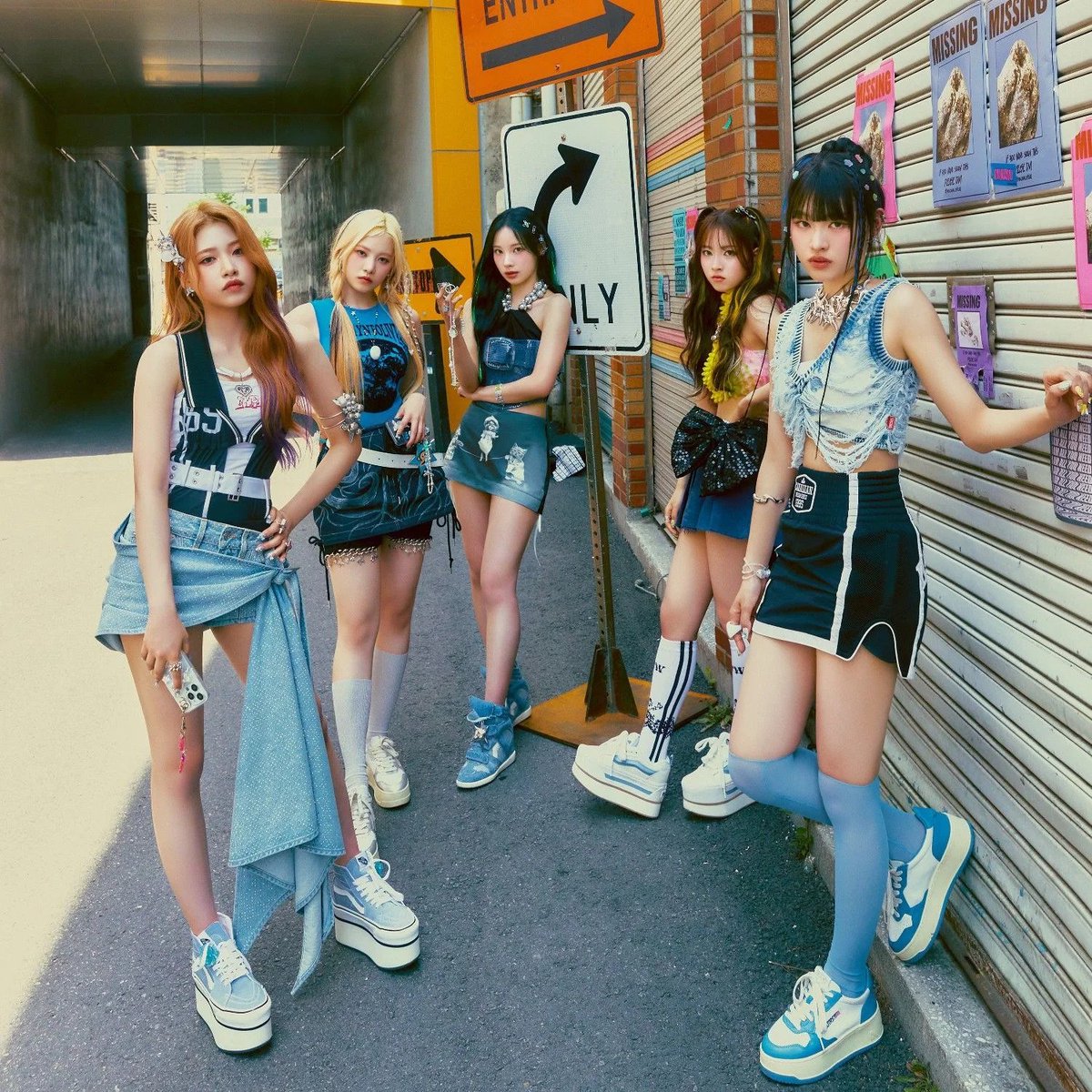 kchartsmaster's tweet photo. RESCENE is now charting three songs simultaneously in the top 5 of the MelOn TOP100:

1. LOVE ATTACK
4. Pretty Girl
5. Deja Vu https://t.co/gJJFogwJaF