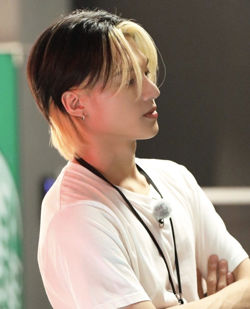 zotunazo's tweet photo. wsn au where english teacher sn finds out the students are shipping him and pe teacher wy together (who also happens to be his best friend) cause when he hands out writing assignments, he starts getting back fanfiction of the two of them https://t.co/tA1J8HCv2i