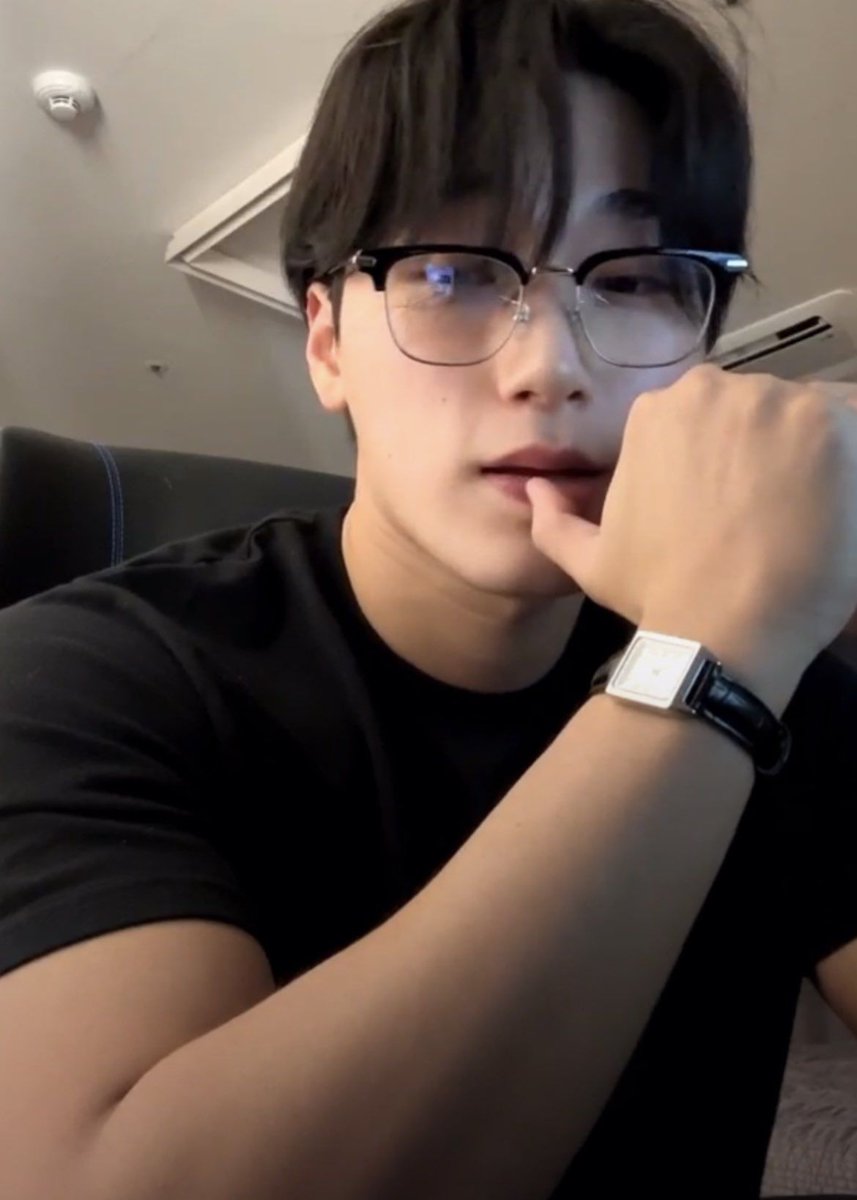 zotunazo's tweet photo. wsn au where english teacher sn finds out the students are shipping him and pe teacher wy together (who also happens to be his best friend) cause when he hands out writing assignments, he starts getting back fanfiction of the two of them https://t.co/tA1J8HCv2i