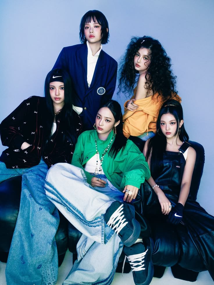 rescenechart's tweet photo. .@RESCENEofficial (2026) joins NewJeans (2023) as the only girl groups in history to simultaneously place 3 songs within the Top 5 on MelOn TOP100.

#RESCENE #리센느 https://t.co/2UaesNwrBV