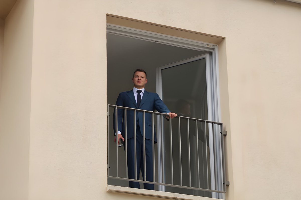 AdrienBrochier's tweet photo. Sous mon dernier post sur le logement, on m’a expliqué que si le neuf ne se vendait plus, c’était parce que « les promoteurs se gavent » en construisant de la merde

Je fais de la promotion immobilière depuis mes 18 ans

Donc laissez-moi vous expliquer comment se forme réellement le prix d’un logement neuf

1. Le coût de construction a explosé

L’indice BT01 « tous corps d’état » était à 114,4 en janvier 2021

Il était à 137,5 en avril 2026

+20 % en cinq ans

Matériaux, énergie, entreprises, main-d’œuvre : tout coûte davantage. Le coût horaire du travail dans la construction continuait encore d’augmenter de 2 % sur un an début 2026, après plusieurs années de fortes hausses 

2. À cela, l’État ajoute des normes toujours plus coûteuses

La RE2020 en est le meilleur exemple

Le rapport commandé par le ministère du Logement estime que sa trajectoire pourrait représenter +11 % de coût d’investissement entre 2022 et 2031

Le même rapport estime que, toutes choses égales par ailleurs, elle pourrait conduire à 211 000 logements non construits entre 2022 et 2035 dans son scénario central

Donc oui, les normes environnementales ont un prix

Et devinez qui le paie à la fin ?

L’acheteur

3. Ensuite vient le foncier, et là nous avons créé une machine extraordinaire à faire monter les prix

Le foncier était déjà rare

Puis nous avons inventé le ZAN

L’objectif légal reste de diviser par deux la consommation d’espaces naturels, agricoles et forestiers sur 2021-2031 par rapport à la décennie précédente, puis d’atteindre zéro artificialisation nette en 2050

Donc on limite administrativement la quantité de foncier que l’on peut urbaniser

Et quand vous raréfiez quelque chose dont tout le monde a besoin, son prix monte

Le Sénat constate d’ailleurs que le prix du foncier nu a presque triplé entre 2000 et 2020, quand le prix de l’immobilier ancien doublait, et souligne que les nouvelles contraintes d’artificialisation obligent davantage à recycler du foncier déjà bâti, souvent beaucoup plus coûteux à mobiliser 

Démolition, dépollution, désamiantage (vous savez combien ça coûte ces monsieur en cosmonautes 🧑‍🚀???), relogements, friches…

Tout cela finit dans le prix du mètre carré

4. Et puis il y a la loi SRU

Dans de nombreuses communes, elle impose d’atteindre 20 ou 25 % (parfois jusqu’à 50% !!!) de logements sociaux, avec des objectifs de rattrapage pour celles qui sont déficitaires 

Concrètement, cela conduit très souvent les collectivités à imposer une part importante de logements sociaux dans les programmes privés

Et là intervient quelque chose dont presque personne ne parle : la péréquation

Une partie du programme est vendue en bloc à un bailleur social à un prix et avec une rentabilité bien inférieurs à ceux de l’accession libre

Mais le terrain, l’architecte, le chantier, les études et les infrastructures, eux, ne deviennent pas magiquement moins chers

L’équilibre doit donc se refaire quelque part

Sur le prix du foncier quand c’est possible

Et très souvent sur les appartements vendus aux particuliers

Autrement dit, l’acheteur en accession libre finance indirectement une partie de la production du logement social

Même Nexity affiche des marges d’engagement cibles de seulement 9,5 % sur le détail, 8 % sur la vente en bloc et 6,5 % sur le social

Et sa marge opérationnelle réellement constatée sur l’aménagement-promotion n’était que de 0,8 % au premier semestre 2026 (https://t.co/fRrE1IKFhT)

1/2