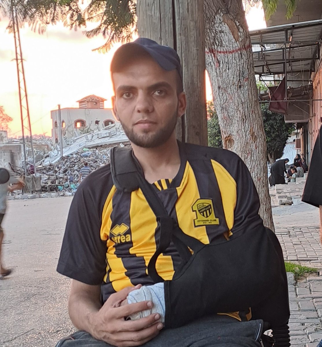 A96H96M's tweet photo. إنتو ما بتشوفوا تغريدات من إنسان عادي..
إنتو بتشوفوا تغريدات من شخص ذاق المُر بكل صنوفه..
إنتم بتشوفوا تغريدات شخص فقد إخواته وفقد بيته وأُصيب إصابة بالغة وتم اعتقاله ونزح عشرات المرات وشاف الموت بعينيه مرات ومرات وفي كل مرة لطف الله الخفي يحيطه من كل جانب..
الحرب كبرتنا ١٠٠ سنة https://t.co/tS8dPe21Wk