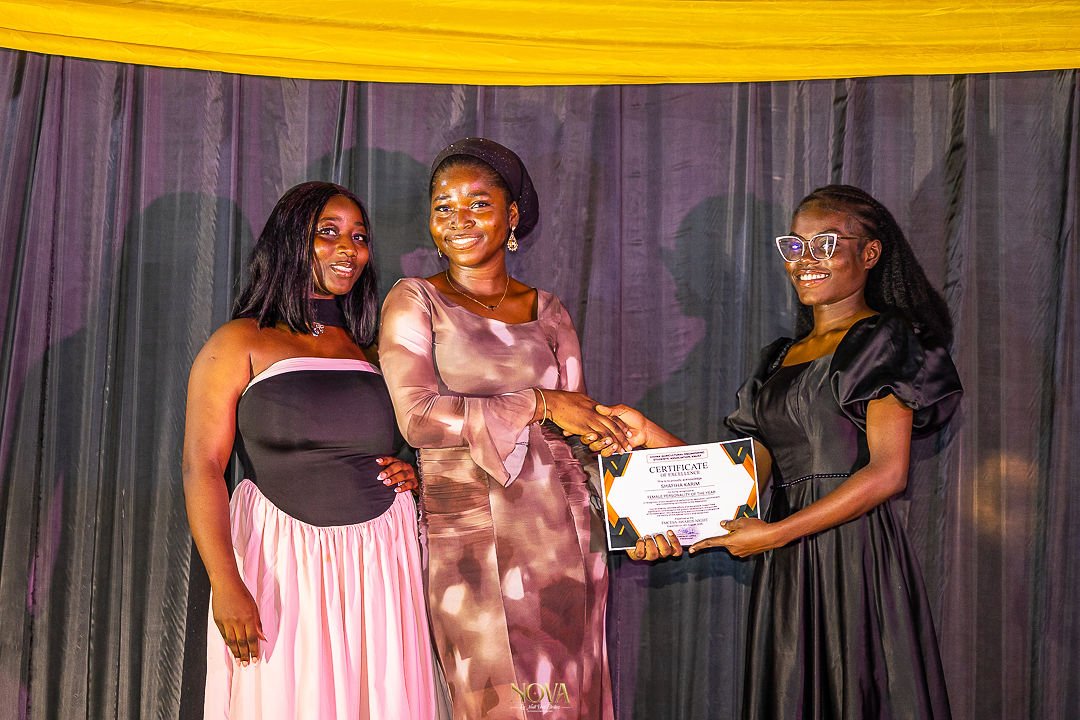 KarimShafiha's tweet photo. At the just ended @FMCESA_KNUST dinner I received the Best Female Personality Award for the Ghana Agricultural Engineering students association. @big_kellyy https://t.co/yiHsA7pRUp