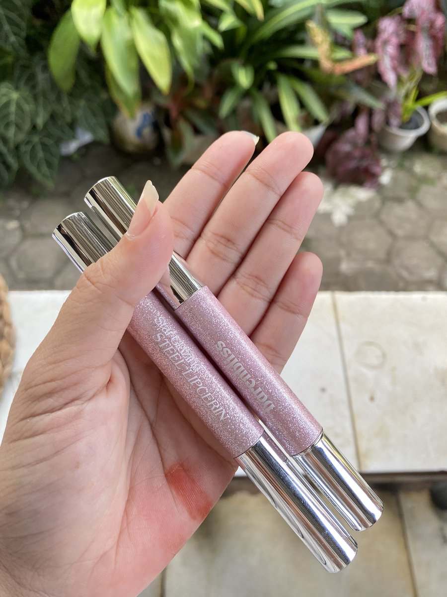 brve54's tweet photo. @ilytU_U lip cerin dari bnb 25k aja, shade milky way sama nebula night, dijual karna cuma buat review konten https://t.co/gv0gwTMQcU