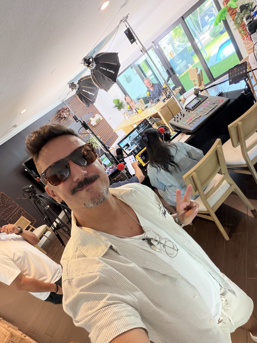 elalexgoncalves's tweet photo. #CasaVerano 🌴 En vivo desde la @connectorhouse 🤘🏼 https://t.co/g37GRp19fV