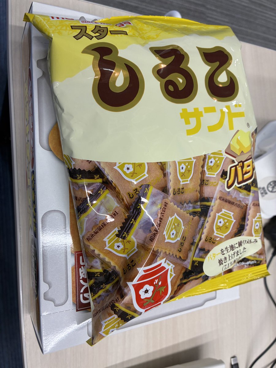 m_makabe's tweet photo. 夏季休暇から出勤すると
机の上にしるこサンドが
煮付けにされるかと思ったぜ！
真壁の職場は愉快な場所です。 https://t.co/Yh5Cuxv5WF