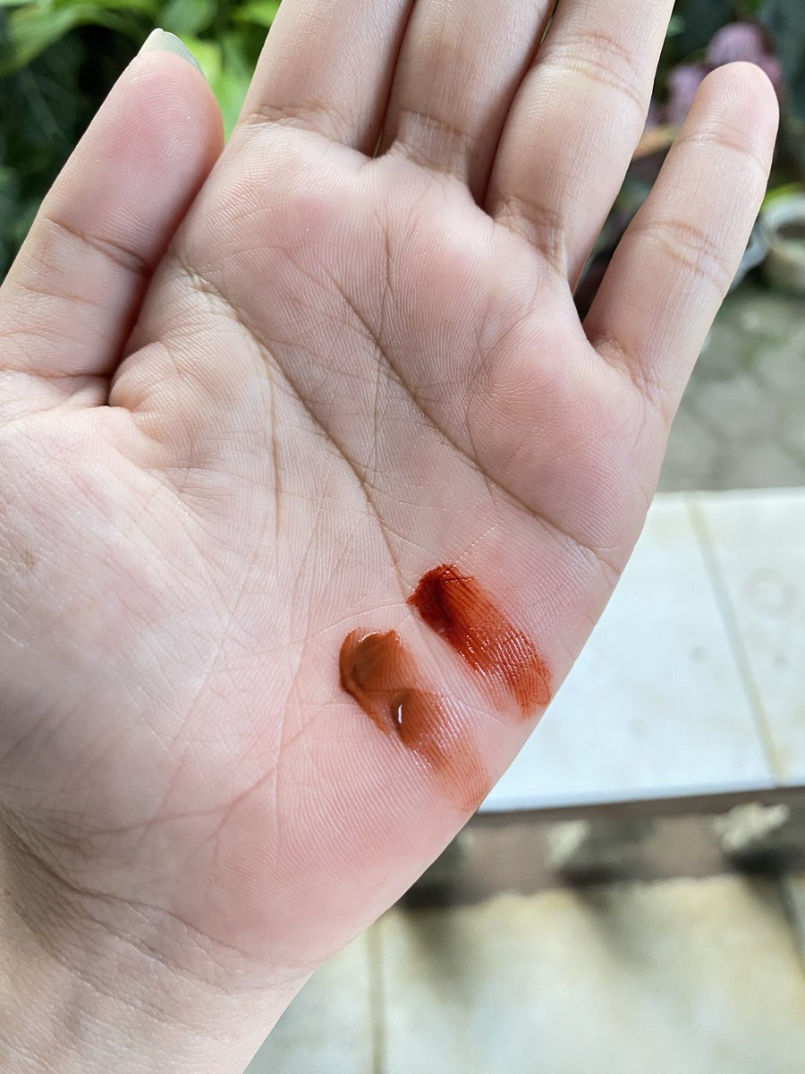 brve54's tweet photo. @Jeonxmin93 lip cerin dari bnb, 25k aja, shade milky way sama nebula night, dijual karna cuma buat review konten. kalo mau nnti ku buatin link shopee https://t.co/dPFOAmtRyv