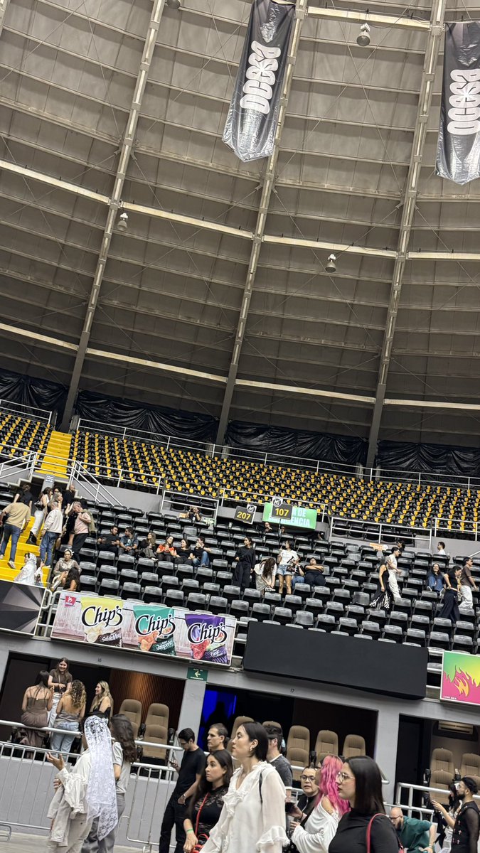 juancarlos6's tweet photo. @monse_iglesias @AtencionProfeco @Ticketmaster_Me También estoy viendo eso, la Arena VFG previendo eso solo colocaron bolsas negras para tapar la lluvia https://t.co/iuksmpAlt0
