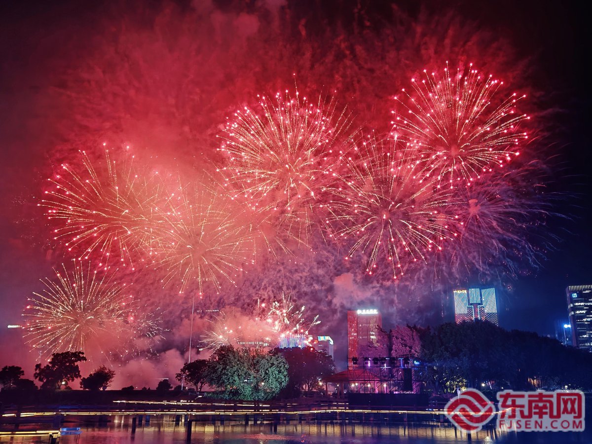 ChristianBeitia's tweet photo. Midnight countdown vibes  2025 new chapter unlocked—may every tomorrow bring you little joys and big dreams to chase! https://t.co/Ql35PoLdL8