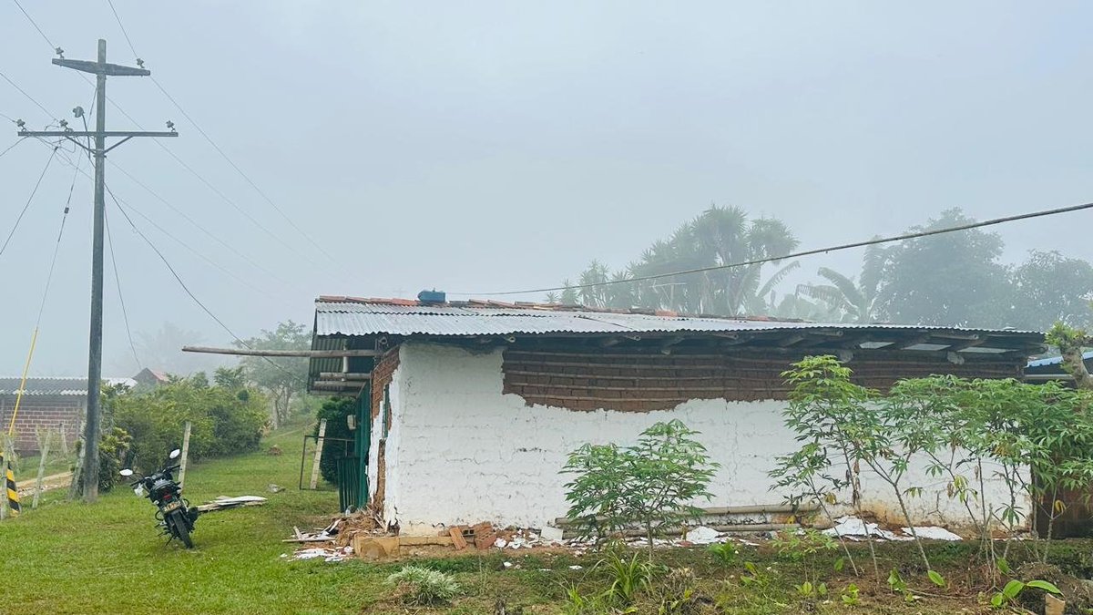 rjmayorca's tweet photo. ¡URGENTE! 8 días tras el sismo y las veredas La Belmira y Bellavista (límite Restrepo-Dagua) están en el olvido. Familias incomunicadas, sin luz y perdiendo sus productos. ¿Hasta cuándo el abandono rural? Necesitamos intervención. @UNGRD @GobValle
@Alcaldiarestrep @TPNoticias_ https://t.co/wWSZPeP5nc